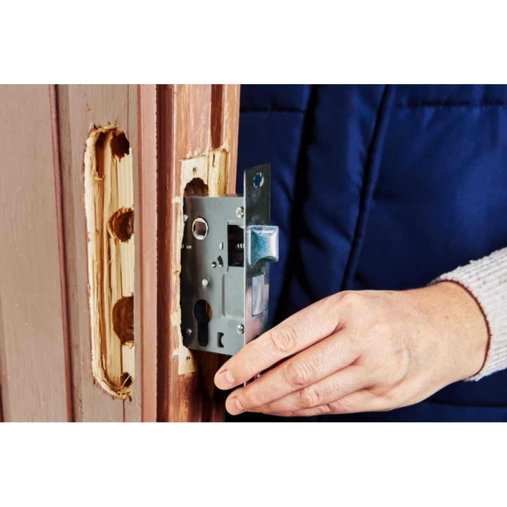 Fixing the door lock
